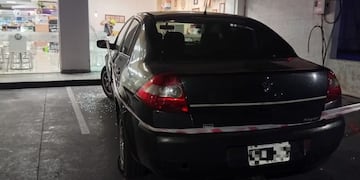 Así quedó el vehículo dentro del comercio.
