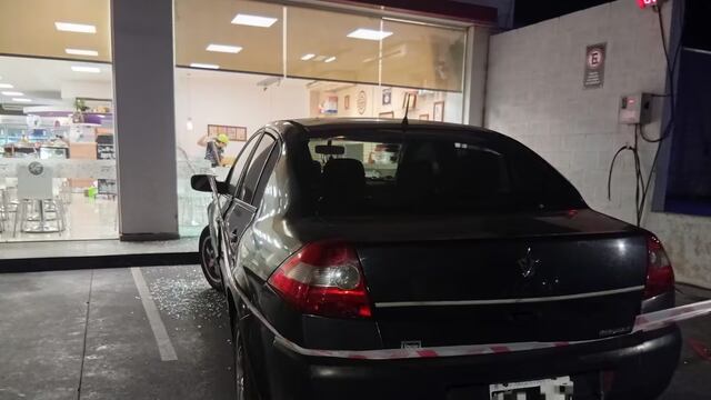 Así quedó el vehículo dentro del comercio.