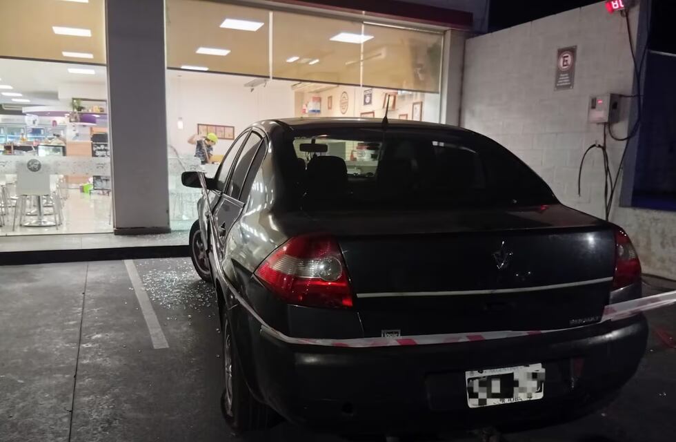 Insólito: quiso inflar una rueda y terminó incrustado en un comercio de Córdoba