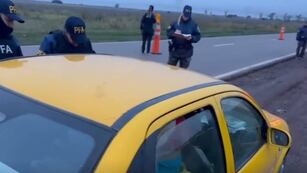 La cocaína, descubierta por la Policía Federal en Córdoba, iba oculta en un doble piso del auto. La pareja extranjera fue detenida en la localidad de Sarmiento (PFA).