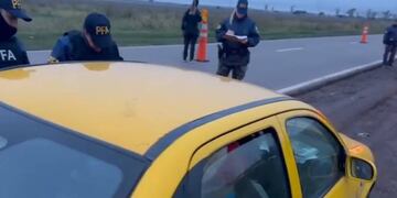 La cocaína, descubierta por la Policía Federal en Córdoba, iba oculta en un doble piso del auto. La pareja extranjera fue detenida en la localidad de Sarmiento (PFA).