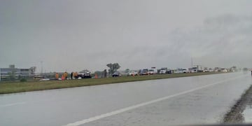 La policía montó un operativo de tránsito sobre la mano en la que se produjo el siniestro vial. (@somosrosariook)