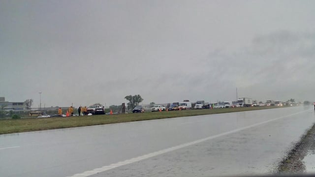 La policía montó un operativo de tránsito sobre la mano en la que se produjo el siniestro vial. (@somosrosariook)