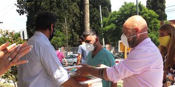 El candidato a concejal por San Nicolás, no trabaja desde mayo pero sí se lo pudo ver haciendo campaña política. Twitter @zonanortehoy