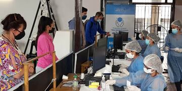 La demanda de testeos sigue en alza. Largas colas en el ex Registro Civil de la ciudad de Córdoba. (Nicolás Bravo/ La Voz)