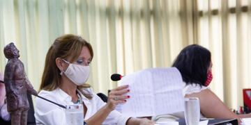 Brenda Vimo, en la presidencia del Concejo Municipal, en la última sesión extraordinaria