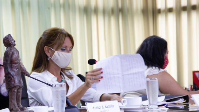 Brenda Vimo, en la presidencia del Concejo Municipal, en la última sesión extraordinaria