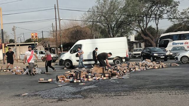 Transporte de vino perdió parte de la carga en córdoba (LaVoz).