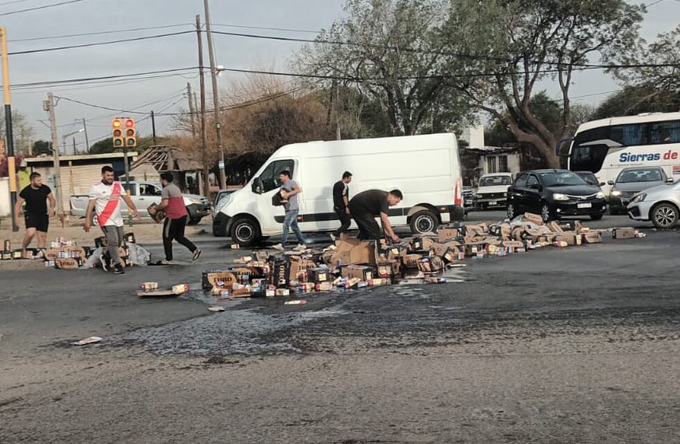 Un transporte de vinos perdió parte de su carga en Córdoba, y los vecinos se la llevaron