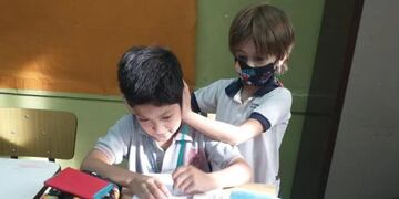 La historia detrás de la foto viral del nene que le tapa los oídos a su compañero con autismo