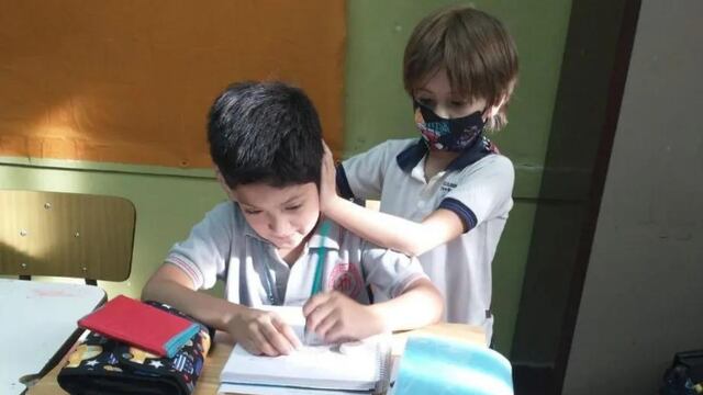 La historia detrás de la foto viral del nene que le tapa los oídos a su compañero con autismo