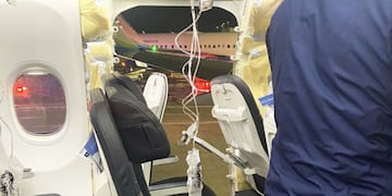El Boeing 737 MAX 9 que perdió una ventanilla en pleno vuelo.