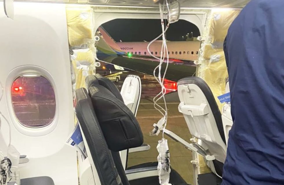 Estados Unidos: encontraron la puerta que se desprendió de un Boeing en el patio de una casa