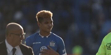 Diego Valoyes y un gesto a la platea de Vélez. (Federico López Claro)