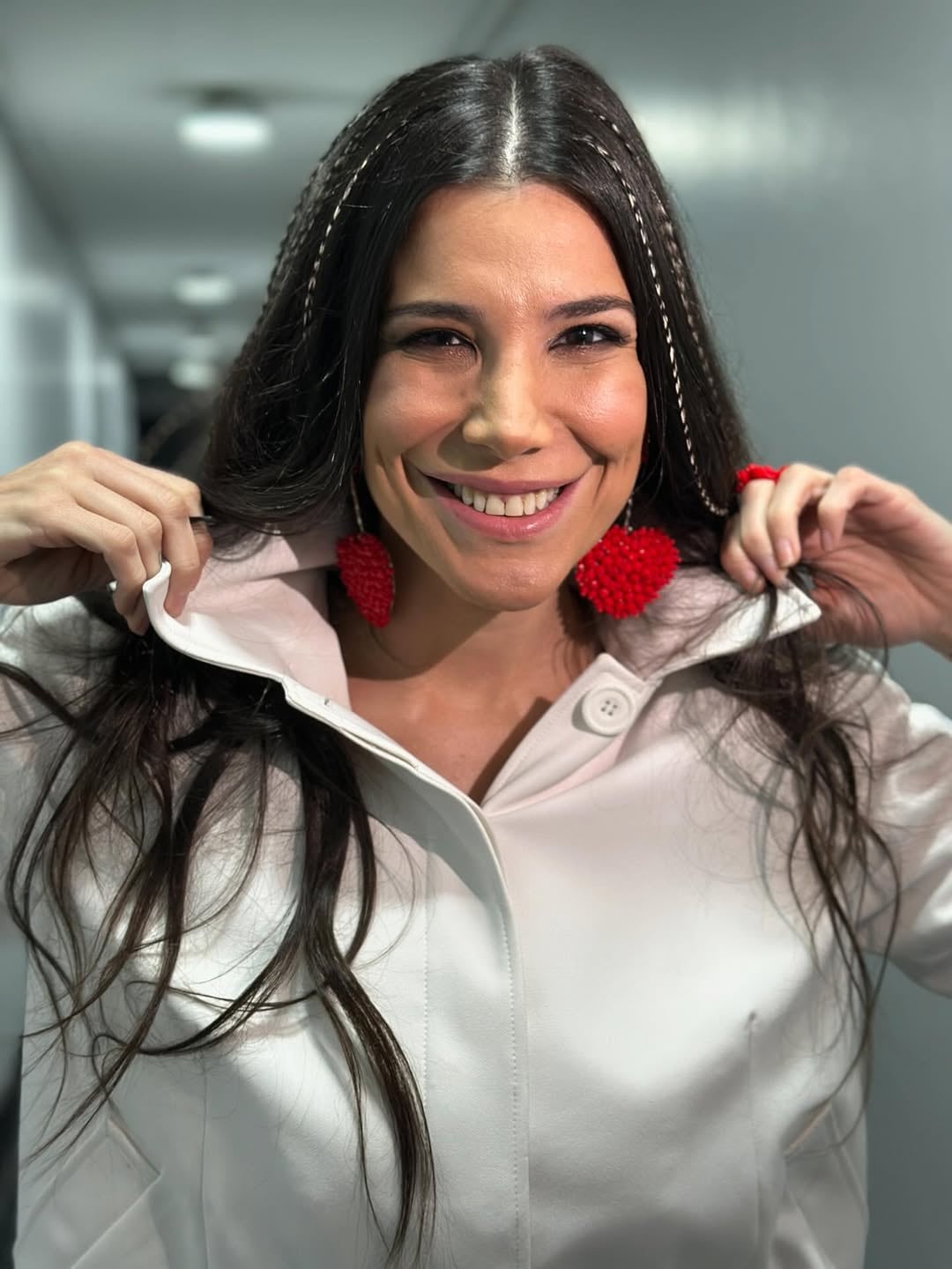 Andrea Rincón sorprendió con un look total white muy diminuto y se llevó todos los likes con el accesorio tendencia