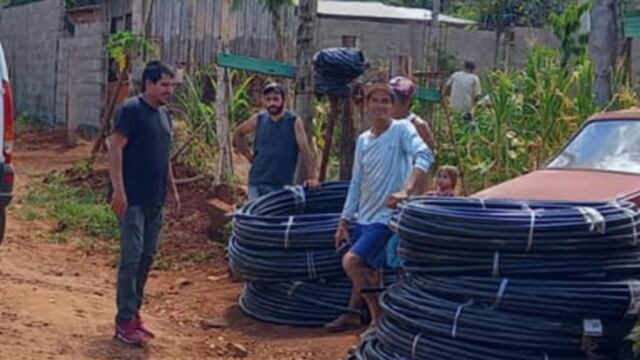 Unas 120 familias recibieron mangueras en Puerto Iguazú.