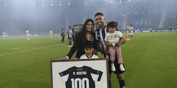 El homenaje de Talleres a Nahuel Bustos, quien recibió la camiseta conmemorativa junto a su familia (Javier Ferreyra / La Voz).