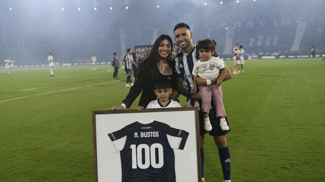 El homenaje de Talleres a Nahuel Bustos, quien recibió la camiseta conmemorativa junto a su familia (Javier Ferreyra / La Voz).