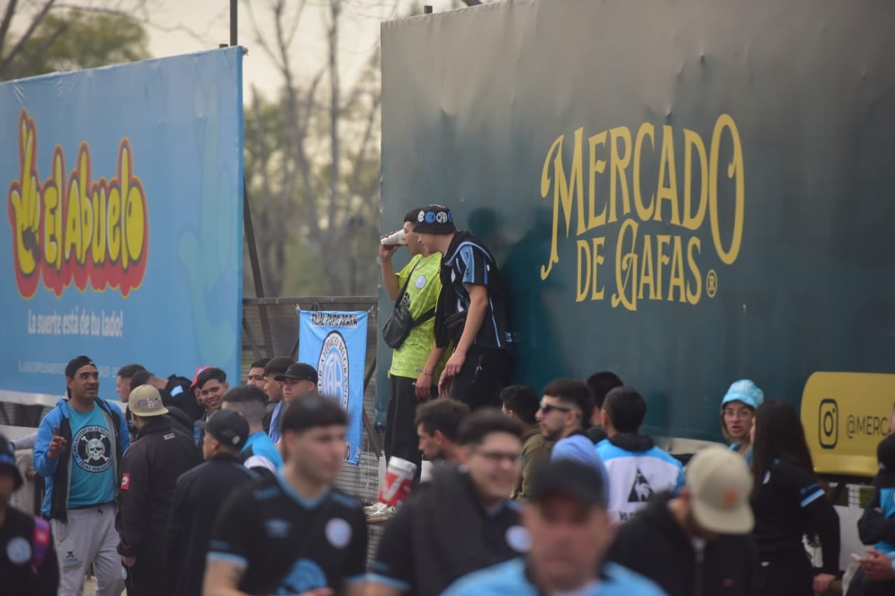 Los hinchas de Belgrano y otra muestra de amor masivo. Tremendo acompañamiento de los piratas en la Copa Argentina. (José Gabriel Hernández / Enviado a Rosario)
