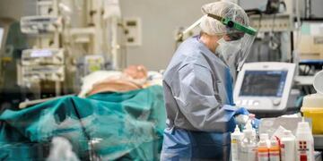 Coronavirus y segunda ola: el mayor aumento de muertes ocurrió entre los 45 y 59 años (AP)