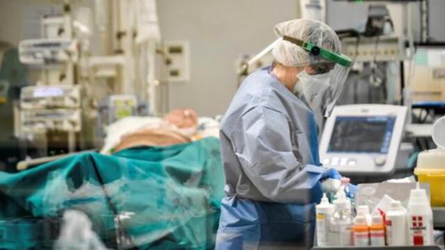 Coronavirus y segunda ola: el mayor aumento de muertes ocurrió entre los 45 y 59 años (AP)