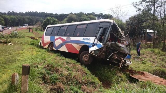 Un colectivo chocó contra un árbol en Garuhapé: una pasajera resultó herida.