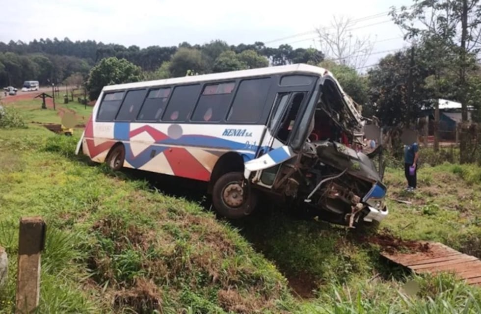 Un colectivo chocó contra un árbol en Garuhapé: una pasajera resultó herida