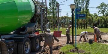 Nueva obra de cordón cuneta en Soldini (Facebook Comuna de Zavalla)