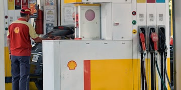 La petrolera Raízen Argentina, licenciataria de la marca Shell, aplicó el aumento del 4% en los combustibles a partir de las 0 del domingo, estación de servicio de Colón y España de Ciudad
Foto:Orlando Pelichotti