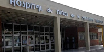 La carta apareció pegada en uno de los vidrios del nosocomio. (Archivo)
