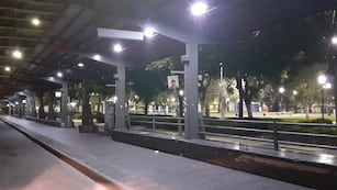 Las paradas de la plaza Sarmiento amanecieron desiertas por cuarto día consecutivo.