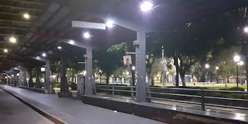 Las paradas de la plaza Sarmiento amanecieron desiertas por cuarto día consecutivo.