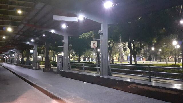 Las paradas de la plaza Sarmiento amanecieron desiertas por cuarto día consecutivo.