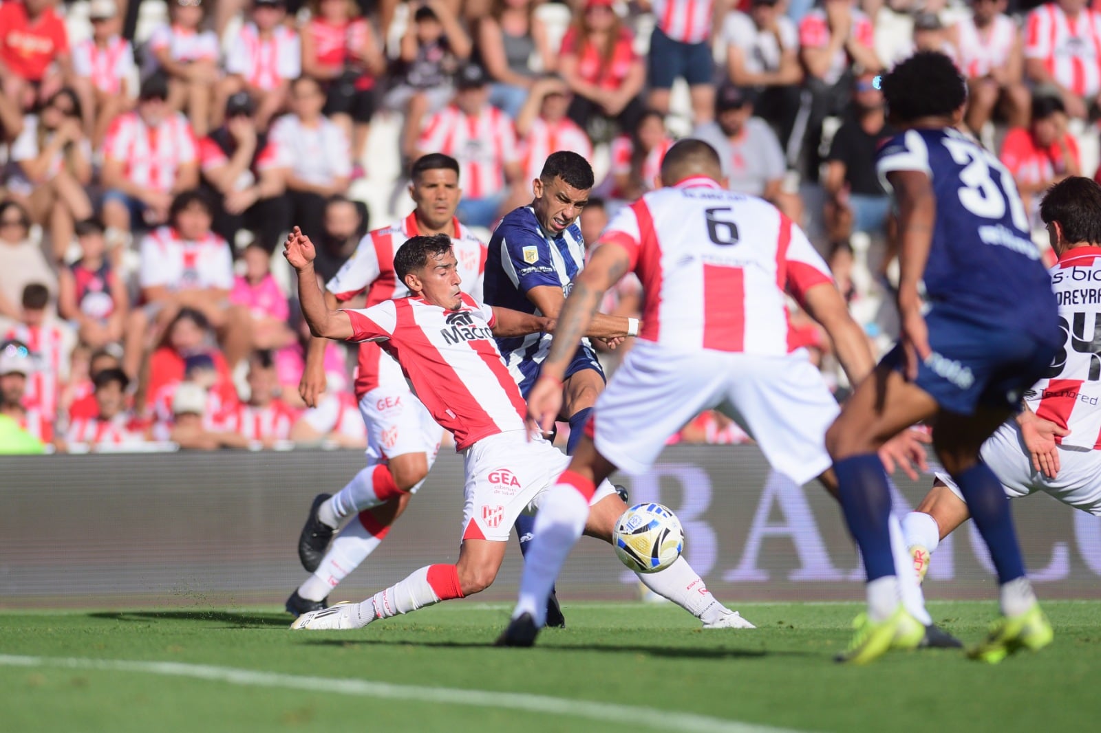 Instituto y Talleres se enfrentaron por la Liga Profesional. (José Gabriel Hernández / La Voz)
