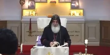 El sacerdote, segundos antes de ser atacado.