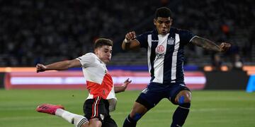 Rafa Pérez contra Julián Álvarez, en el Talleres-River del torneo pasado, cuando le peleó la punta. Ahora, la T está lejos (Prensa River)