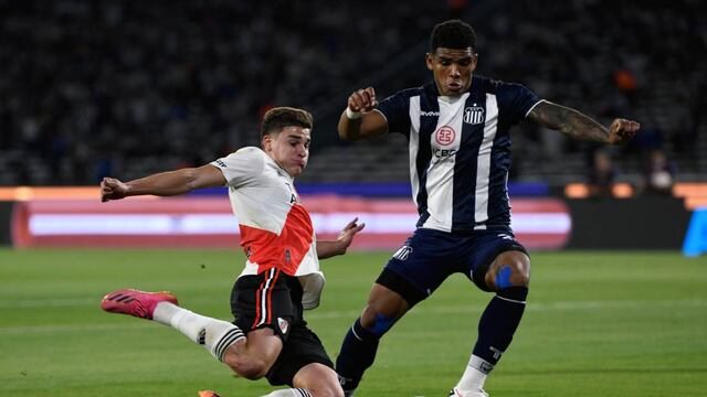Rafa Pérez contra Julián Álvarez, en el Talleres-River del torneo pasado, cuando le peleó la punta. Ahora, la T está lejos (Prensa River)