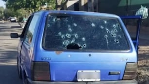El auto Fiat Uno en donde escapaban los autores de las heridas del hombre con prontuario en el Barrio San Martín.