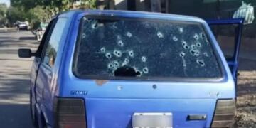 El auto Fiat Uno en donde escapaban los autores de las heridas del hombre con prontuario en el Barrio San Martín.