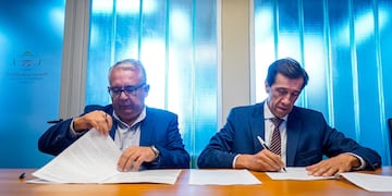 Julio Bravo (izquierda), intendente de San Pedro; y Carlos Sadir, ministro de Hacienda y Finanzas de la Provincia, al momento de firmar el convenio.