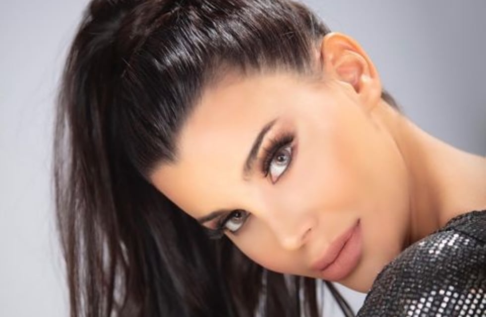 Charlotte Caniggia sorprendió con un look elegante y sexy: blazer, bucaneras y los accesorios en tendencia