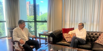 Presidente de la Legislatura provincial, Miguel Acevedo junto a Francisco Reyes, representante del "Centro de Rehabilitación San Javier"