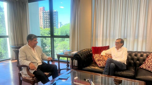 Presidente de la Legislatura provincial, Miguel Acevedo junto a Francisco Reyes, representante del  "Centro de Rehabilitación San Javier"
