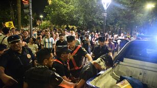 Corridas y un detenido en los festejos de Patio Olmos por el triunfo de Javier Milei.