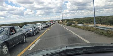 Lasrgas colas de vehículos se registraron este principio de la Semana Santa en el Desaguadero. Tanto para el ingreso a la provincia como para el egreso a San Luis. Gentileza