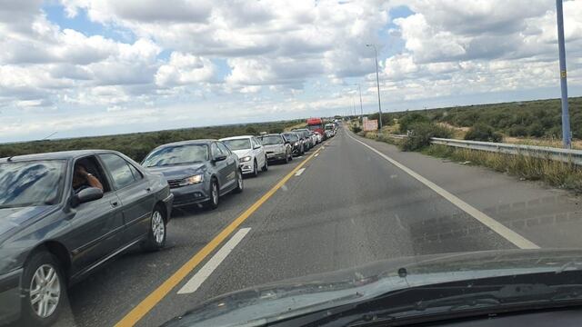 Lasrgas colas de vehículos se registraron este principio de la Semana Santa en el Desaguadero. Tanto para el ingreso a la provincia como para el egreso a San Luis. Gentileza