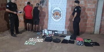 Los detenidos caminaban con los objetos robados por la vereda.