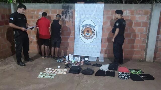 Los detenidos caminaban con los objetos robados por la vereda.