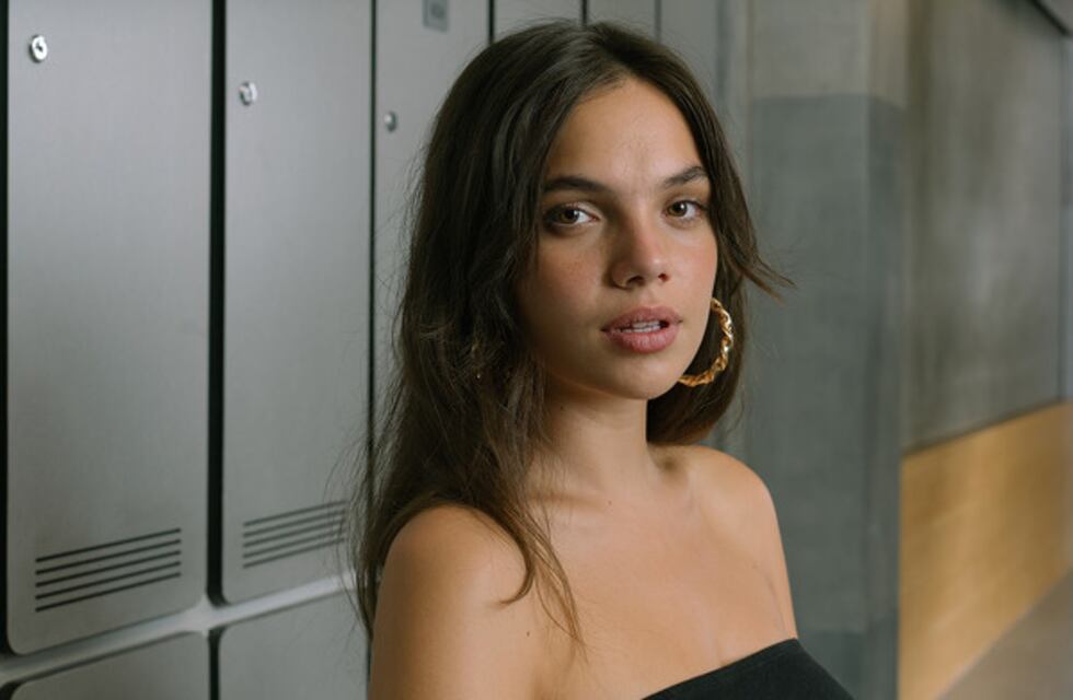 Martina Cariddi, “Mencía” de Élite, posó con un body cavado y “total black”