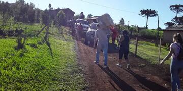 Voluntarios trasladan mercaderías